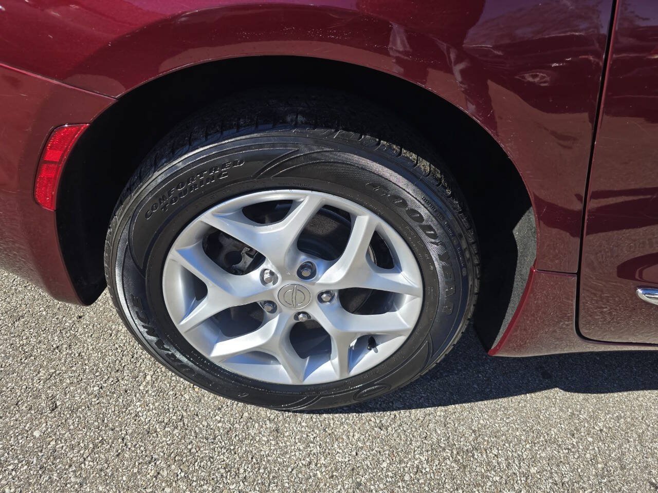 Used 2017 Chrysler Pacifica Touring-L w/ Tire & Wheel Group FWD image 30