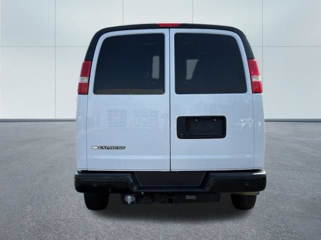 Used 2018 Chevrolet Express 3500 w/ Driver Convenience Package RWD image 11
