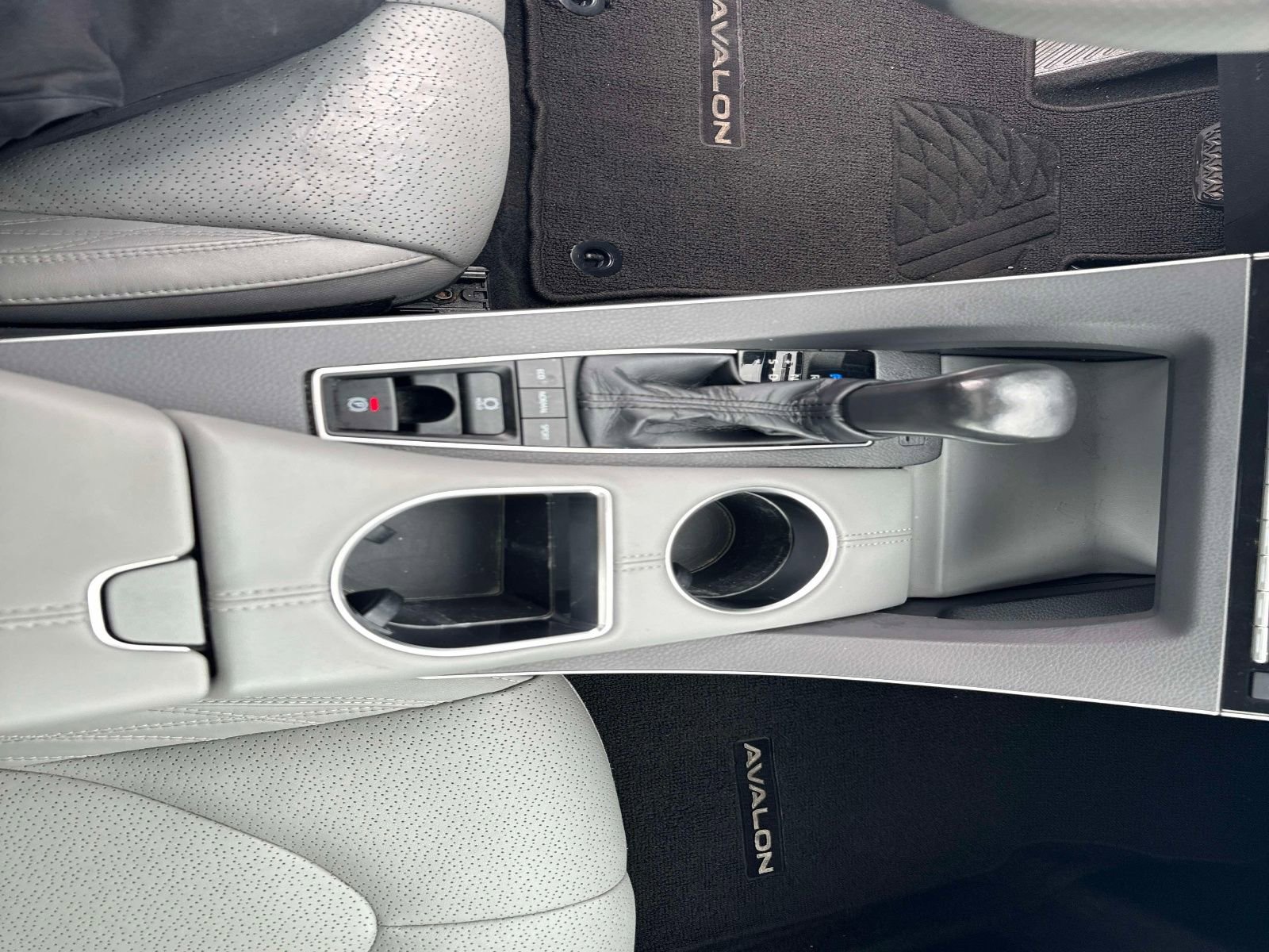 Used 2020 Toyota Avalon Limited image 25