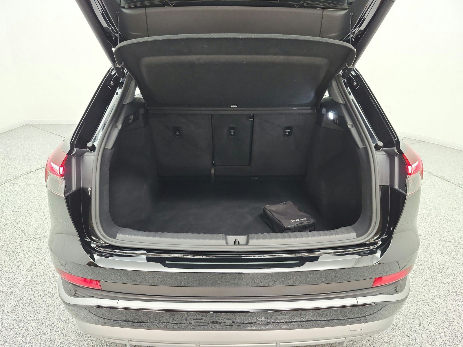 Used 2023 Audi Q4 e-tron Premium w/ Convenience Package AWD/4WD image 19