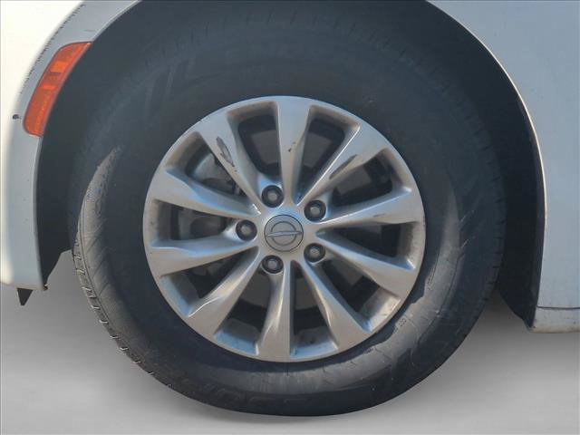Used 2018 Chrysler Pacifica Touring-L FWD image 9