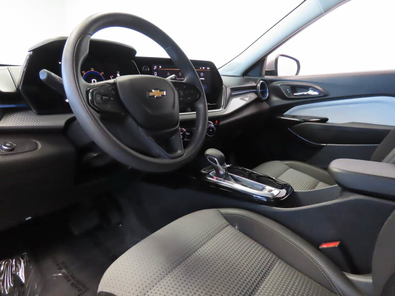 Used 2025 Chevrolet Trax LT FWD image 14