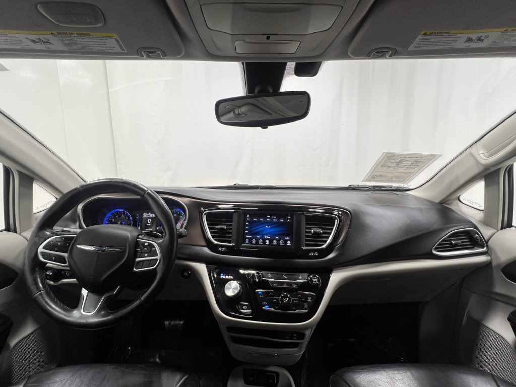 Used 2018 Chrysler Pacifica Touring-L FWD image 17