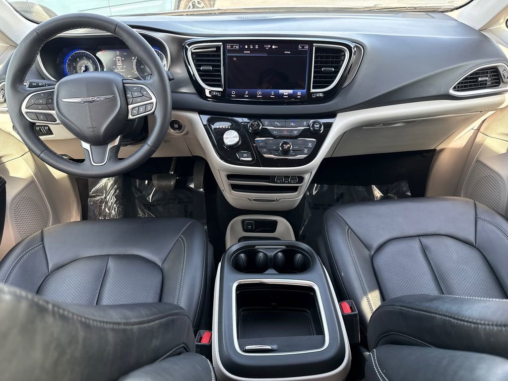 Used 2024 Chrysler Pacifica Touring-L FWD image 18