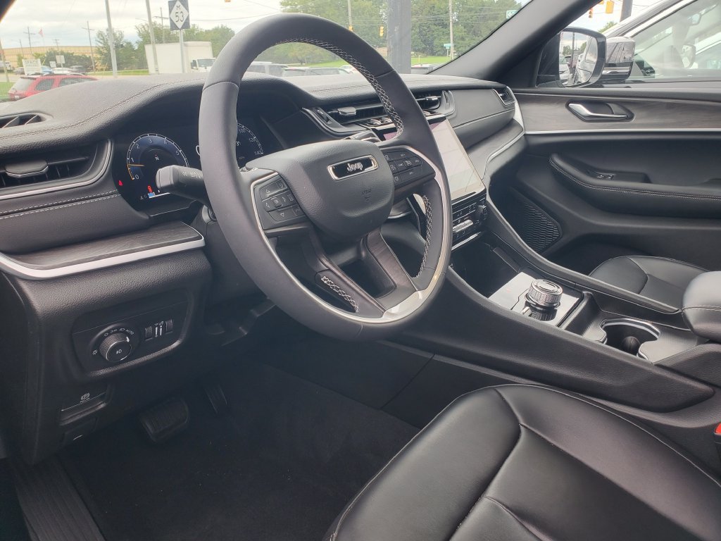 Used 2025 Jeep Grand Cherokee Limited AWD/4WD image 7