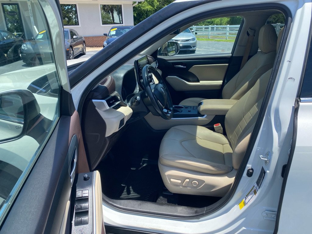 Used 2020 Toyota Highlander XLE FWD image 34