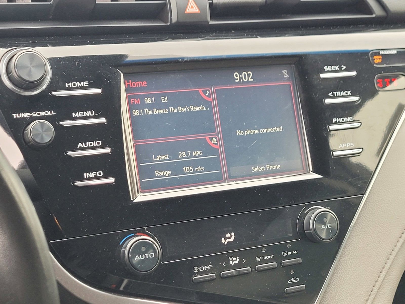 Used 2018 Toyota Camry SE FWD image 19