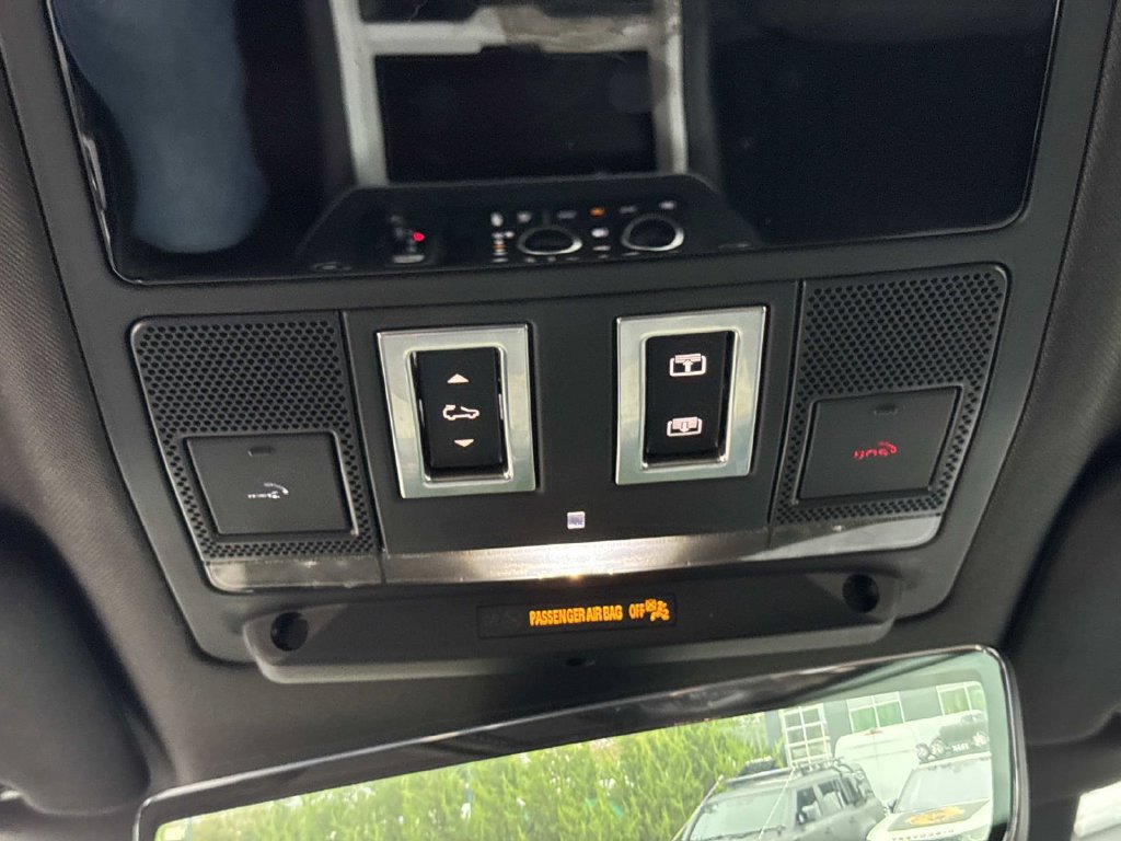 Used 2025 Land Rover Defender 110 X-Dynamic SE AWD/4WD image 23