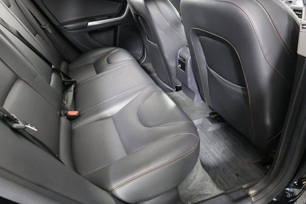 Used 2016 Volvo V60 T5 Cross Country Platinum image 22