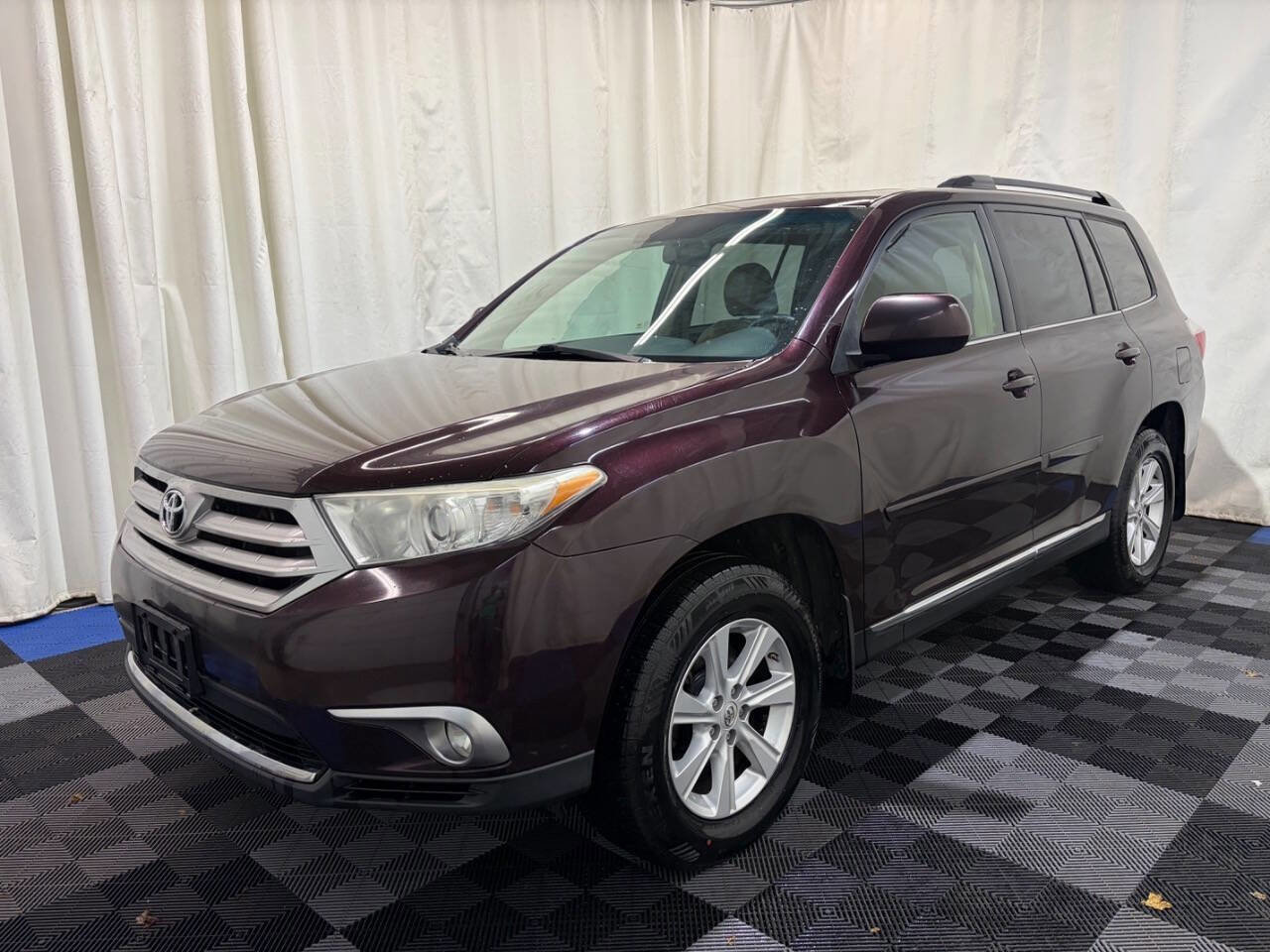 Used 2011 Toyota Highlander SE w/ Tow Pkg AWD/4WD image 2
