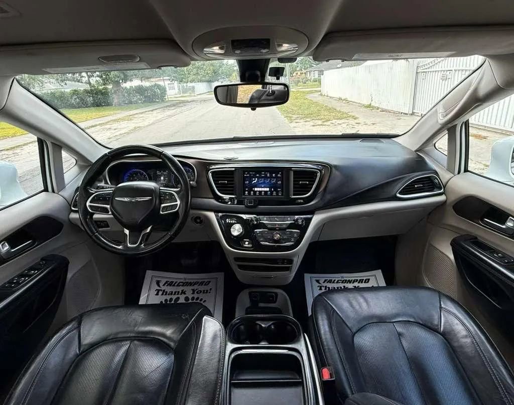 Used 2018 Chrysler Pacifica Touring-L FWD image 14