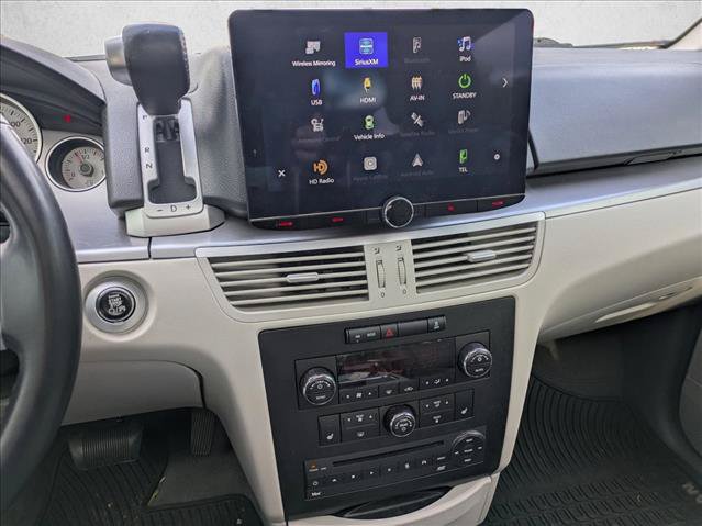Used 2012 Volkswagen Routan SEL FWD image 12