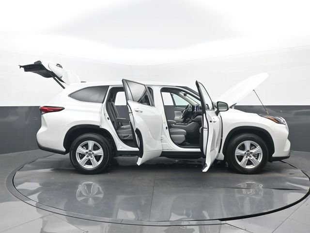 Used 2023 Toyota Highlander LE image 34