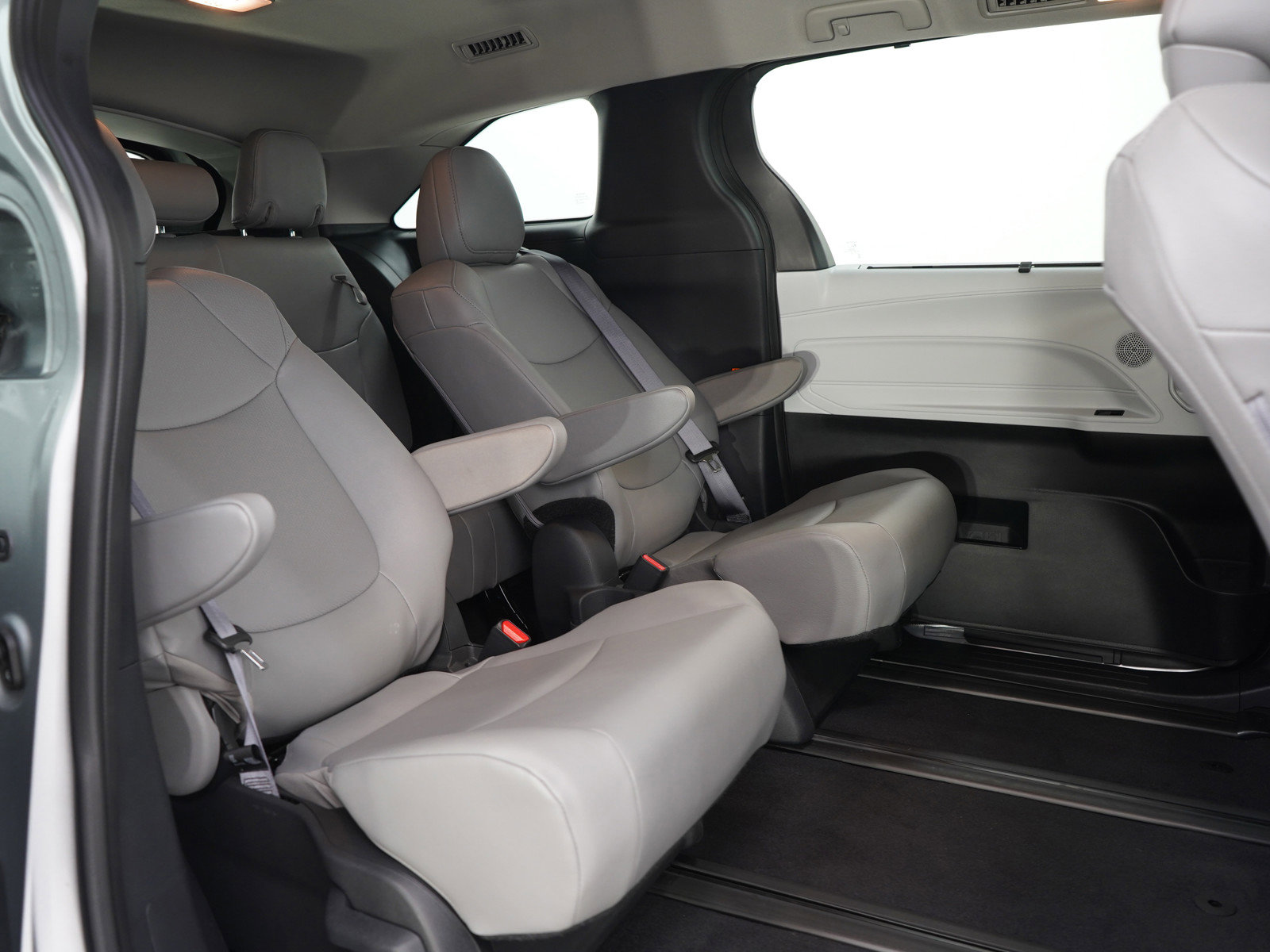Used 2025 Toyota Sienna XLE FWD image 13