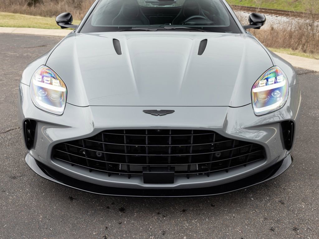 Used 2025 Aston Martin V8 Vantage Coupe image 16