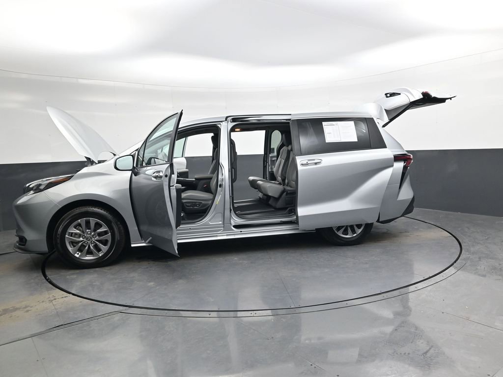 Used 2025 Toyota Sienna XLE image 46