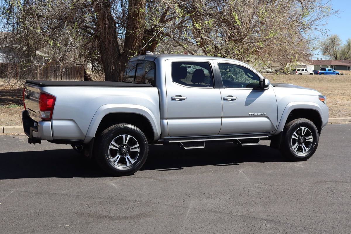 Used 2017 Toyota Tacoma TRD Sport image 4