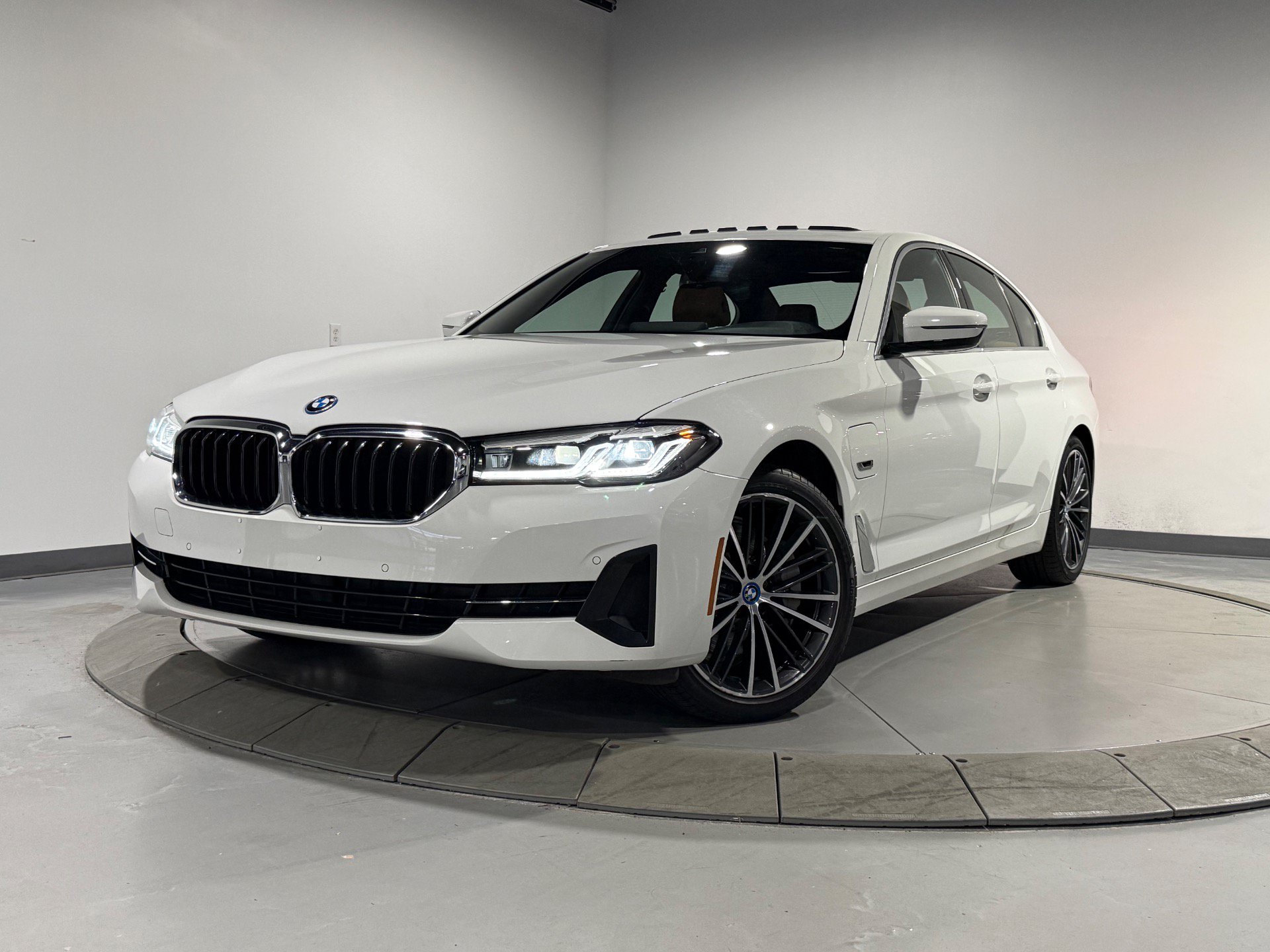 Used 2023 BMW 530e xDrive w/ Convenience Package AWD/4WD image 1