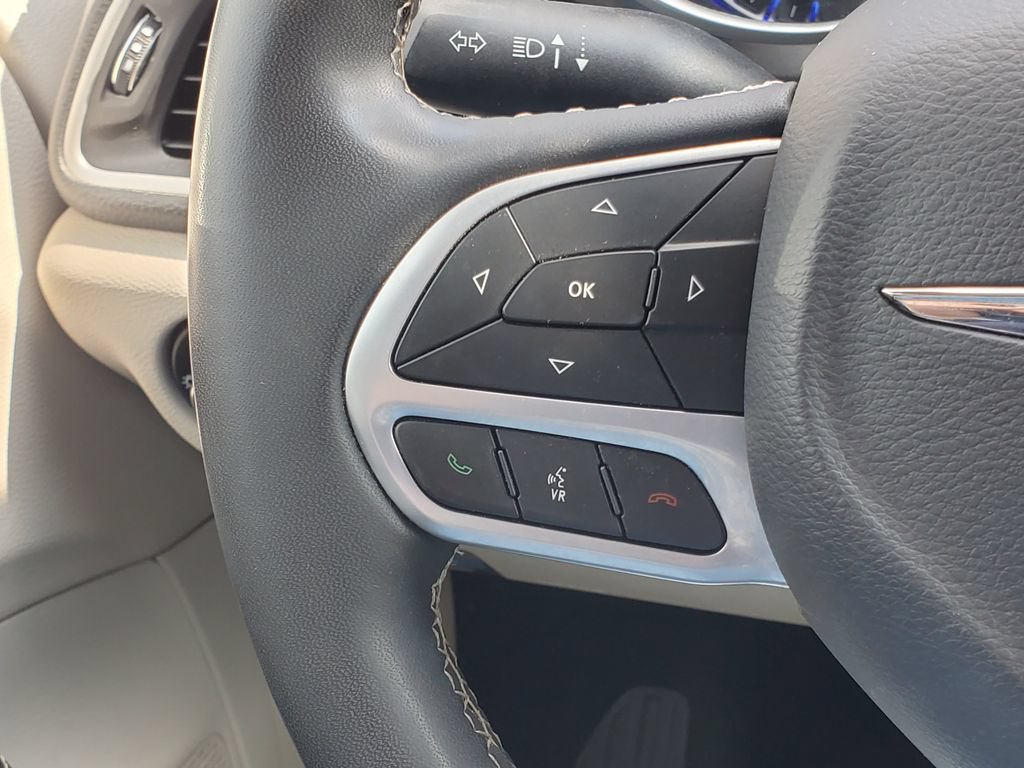 Used 2023 Chrysler Pacifica Touring-L AWD/4WD image 15