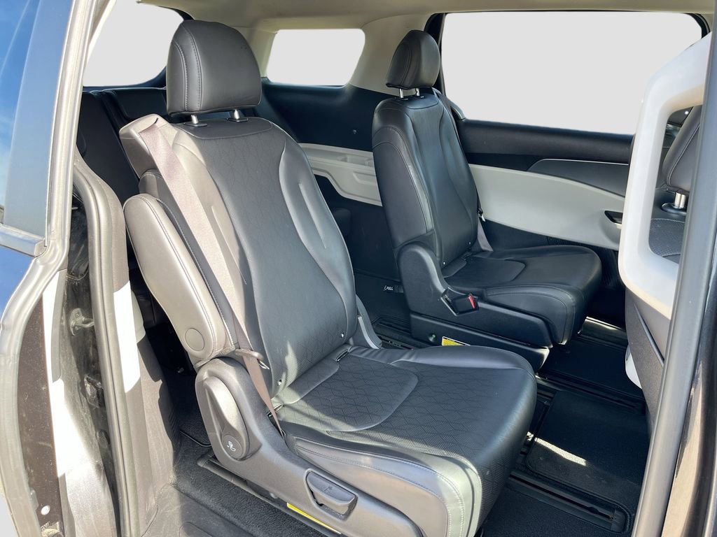 Certified 2024 Kia Carnival LX image 28