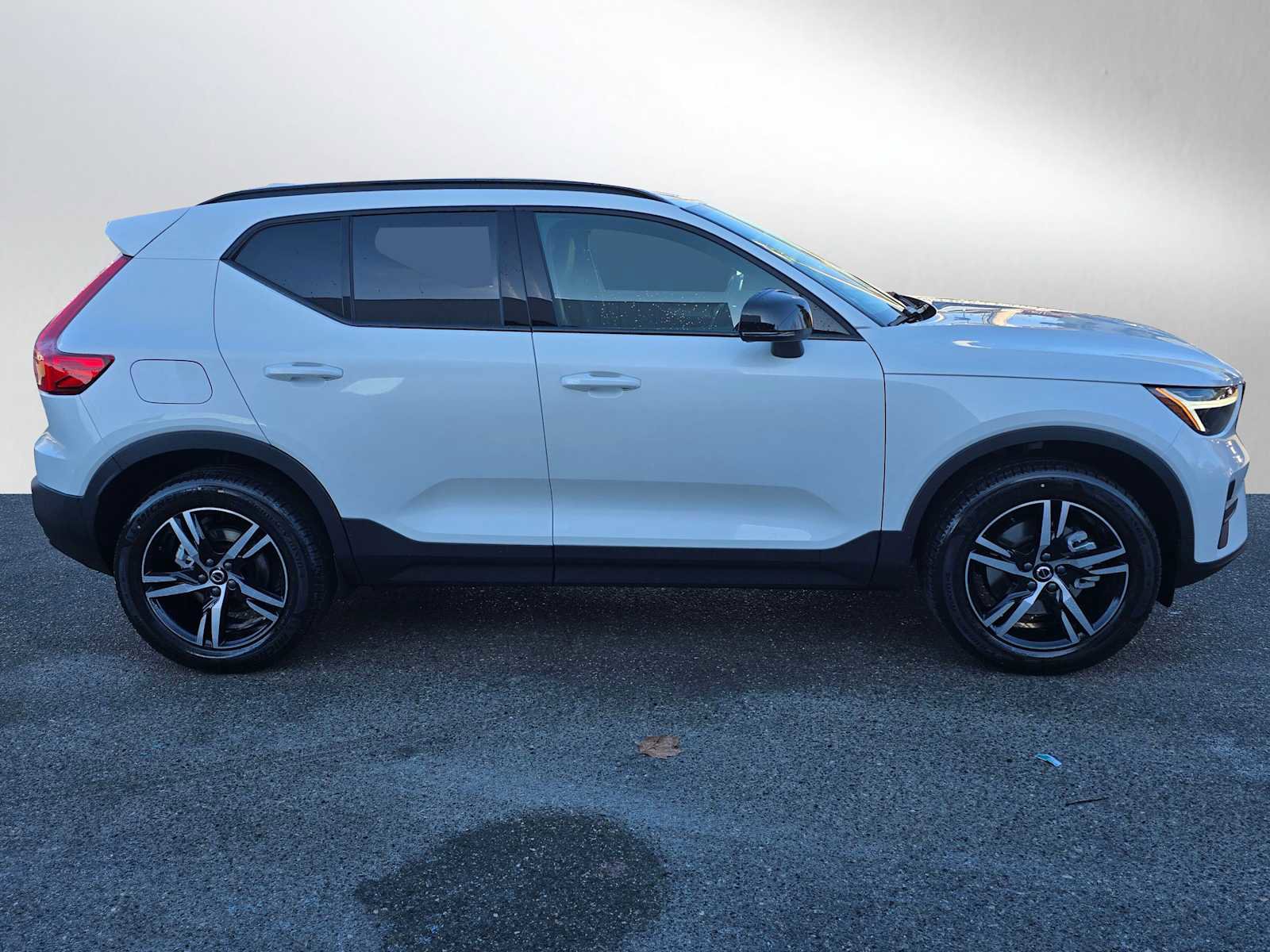 New 2026 Volvo XC40 B5 Core w/ Climate Package image 2