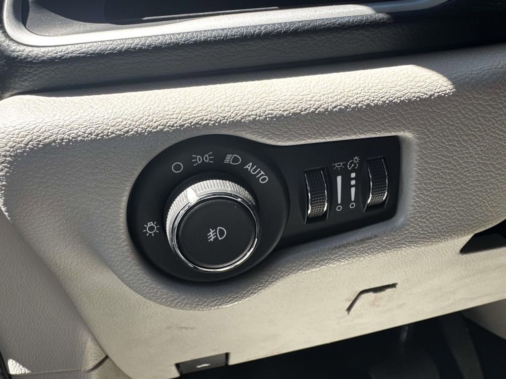 Used 2018 Chrysler Pacifica Touring-L FWD image 11