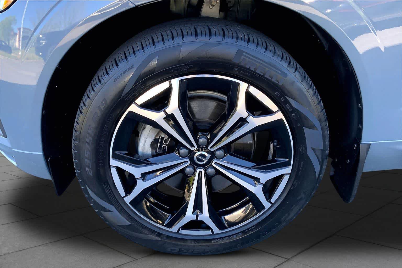 Used 2022 Volvo XC60 B5 Momentum w/ Climate Package AWD/4WD image 11