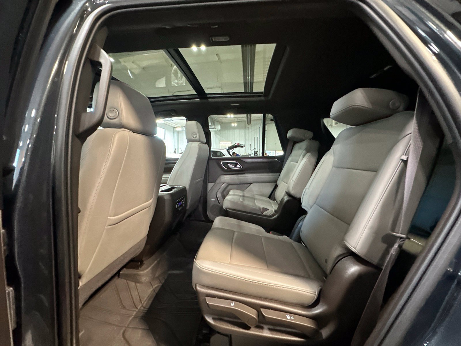 Used 2022 Chevrolet Tahoe Z71 w/ Z71 Off-Road Package AWD/4WD image 17