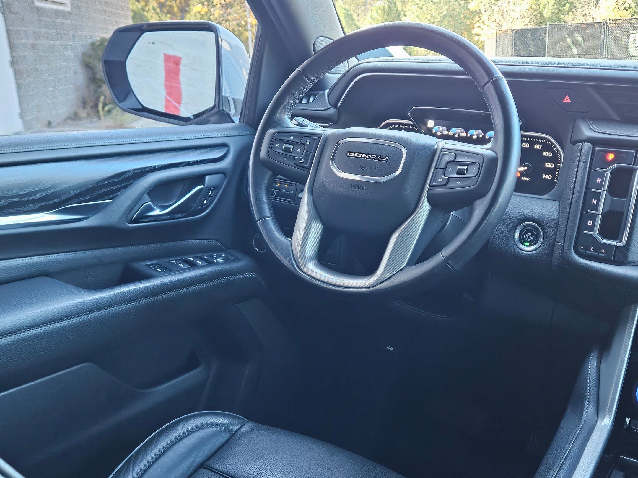 Used 2021 GMC Yukon Denali w/ Denali Premium Package image 9