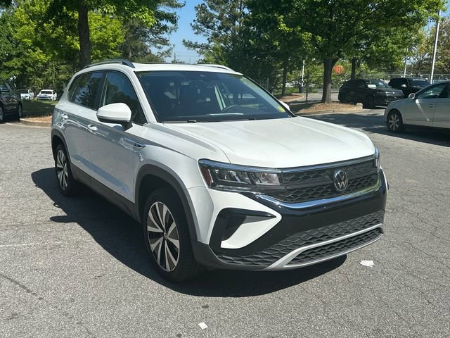 Used 2023 Volkswagen Taos SE w/ Panoramic Sunroof Package FWD image 3