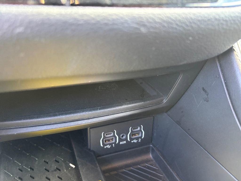 Used 2025 Chrysler Pacifica Limited FWD image 24