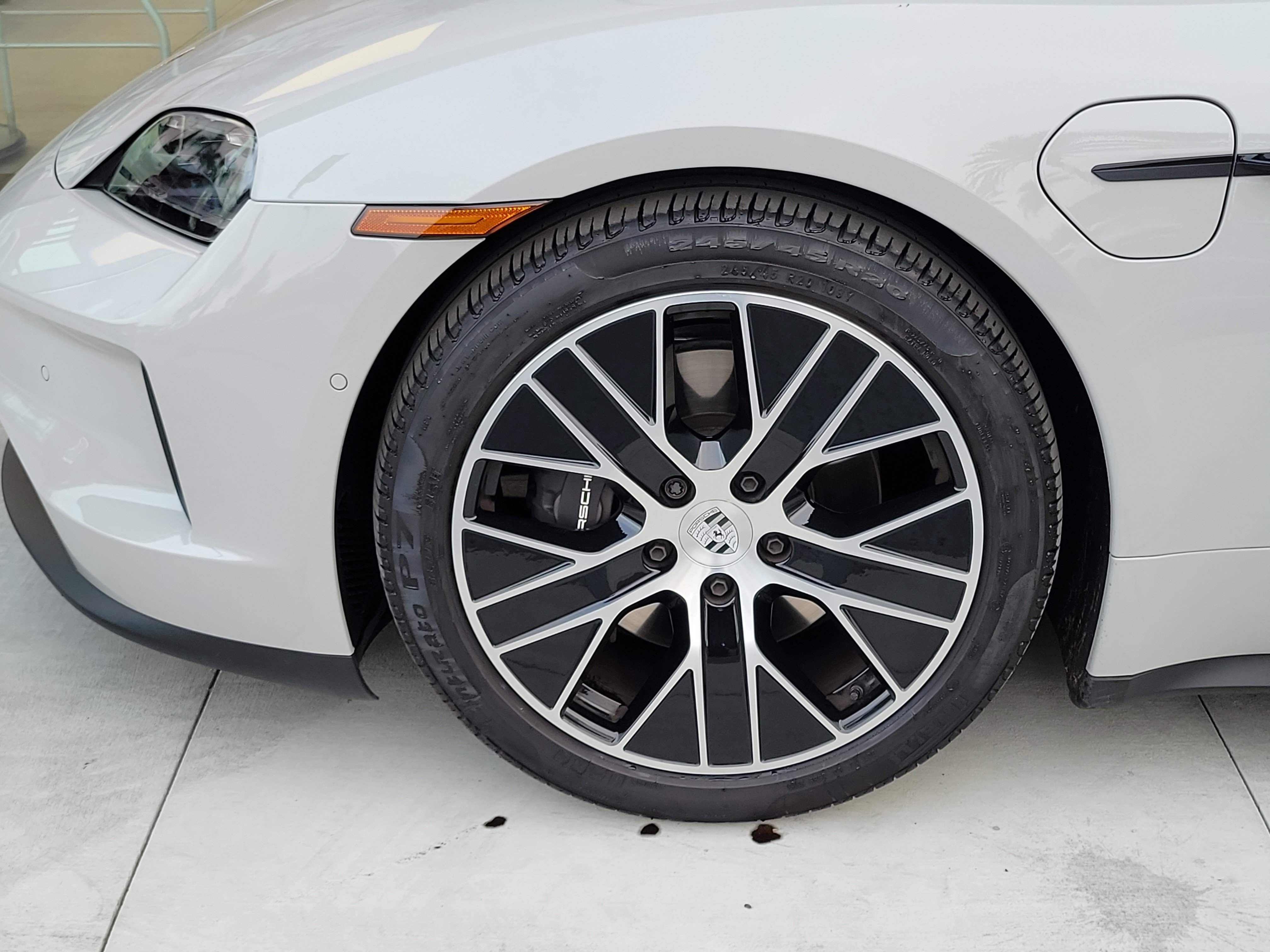 Used 2025 Porsche Taycan image 3