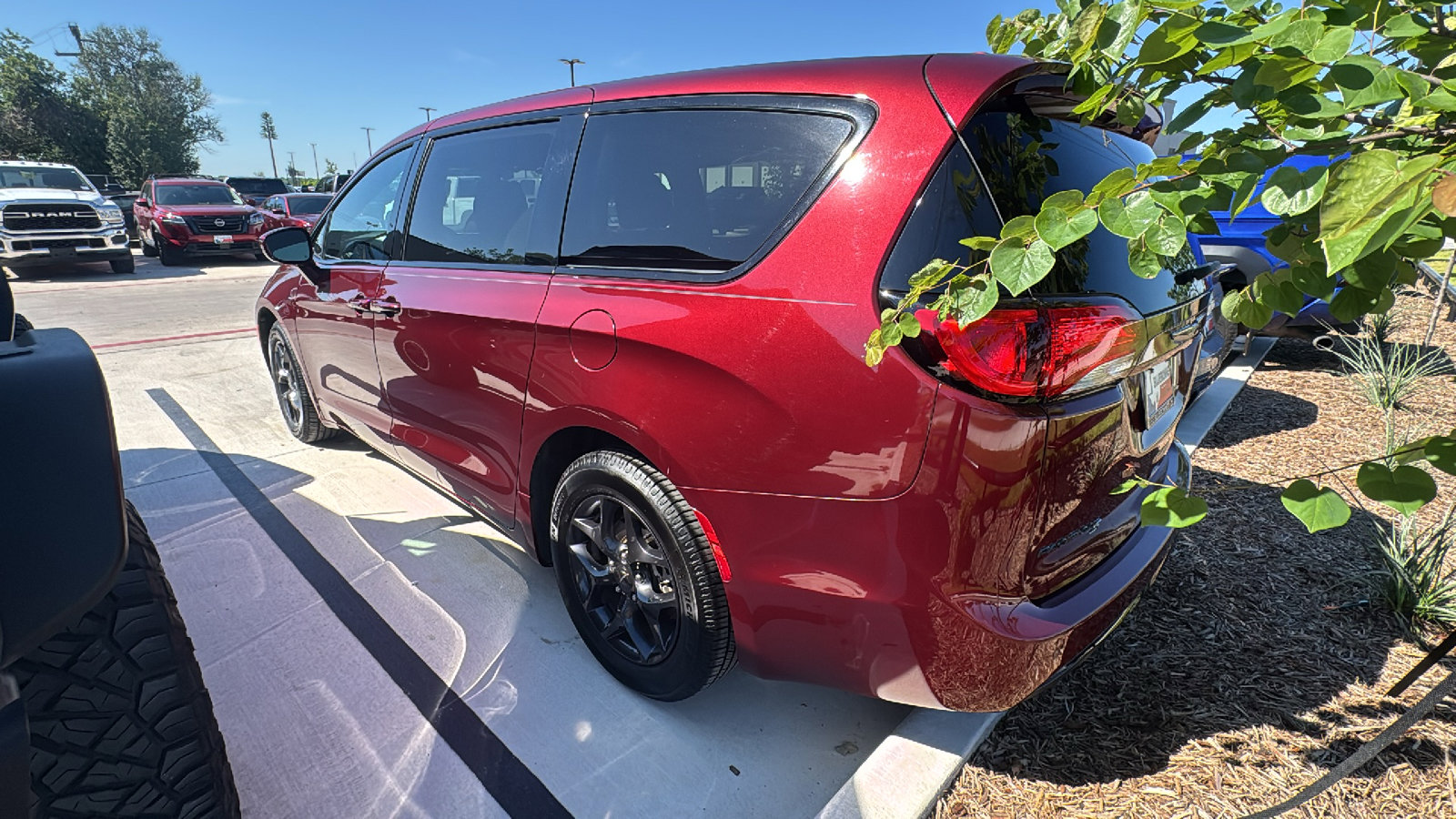 Certified 2020 Chrysler Pacifica Touring w/ S Appearance Package FWD image 5