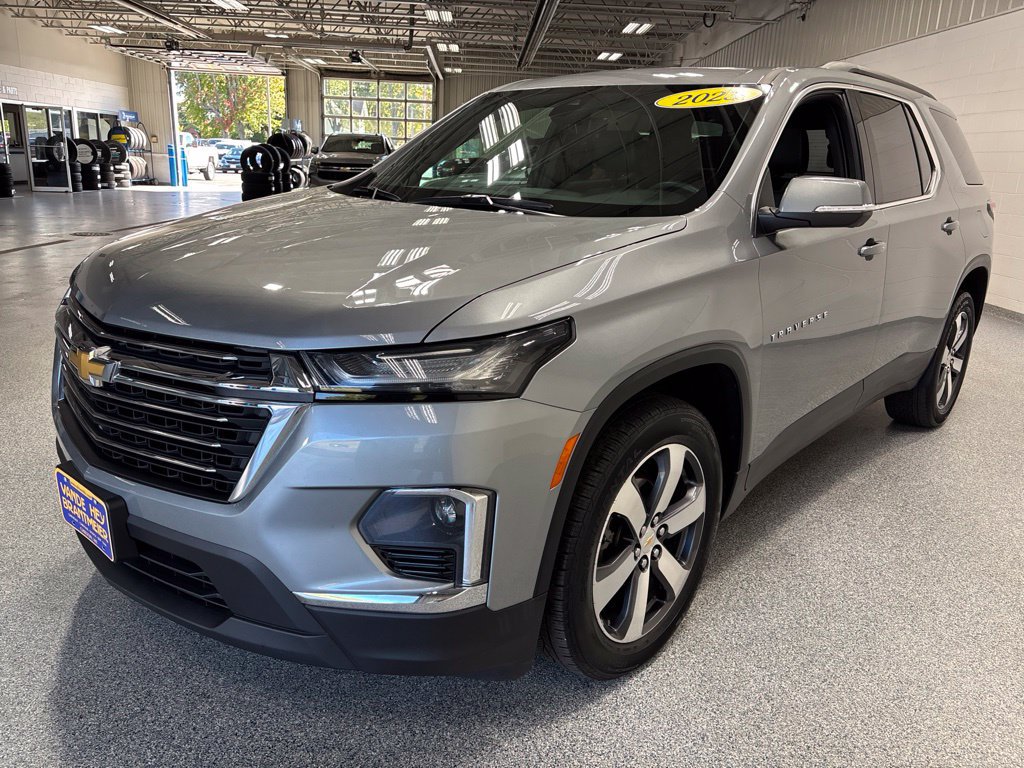 Used 2023 Chevrolet Traverse LT w/ LT Premium Package AWD/4WD image 3