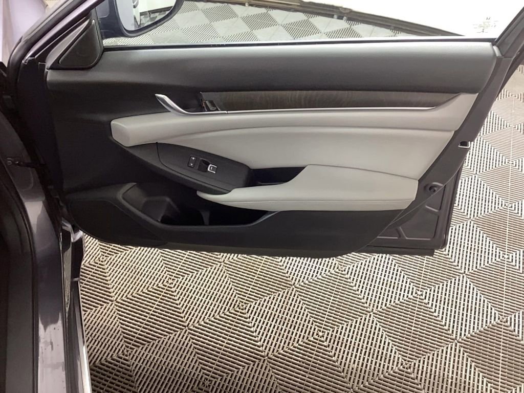 Used 2018 Honda Accord EX image 9