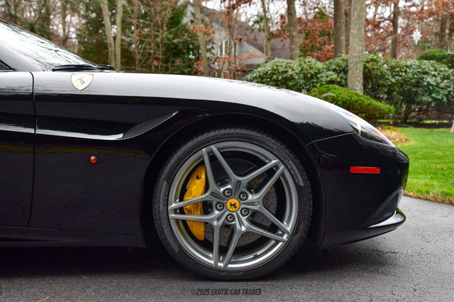 Used 2016 Ferrari California T RWD image 11