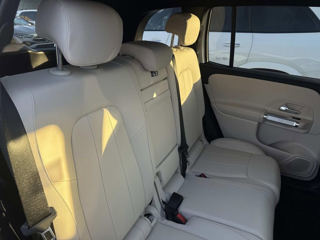Used 2025 Mercedes-Benz GLB 250 image 9