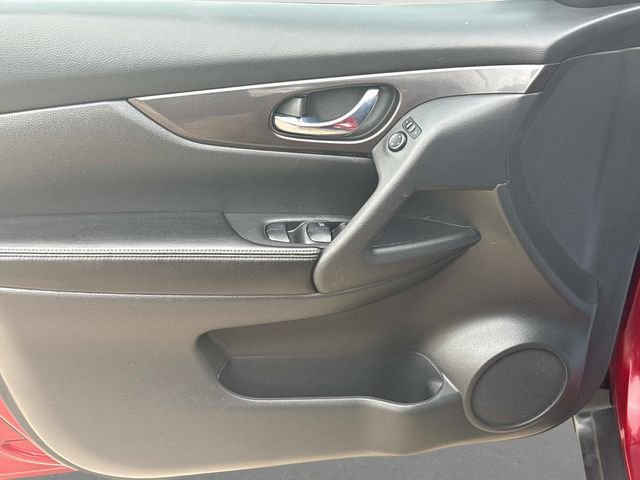 Used 2018 Nissan Rogue SV image 11