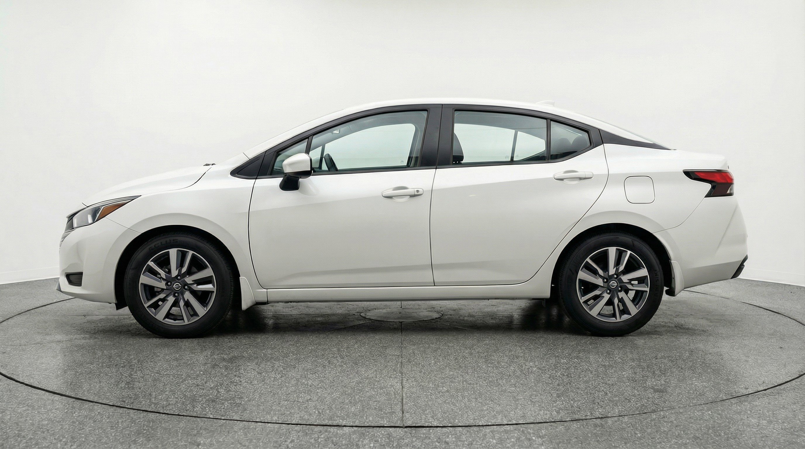 Used 2025 Nissan Versa SV FWD image 5