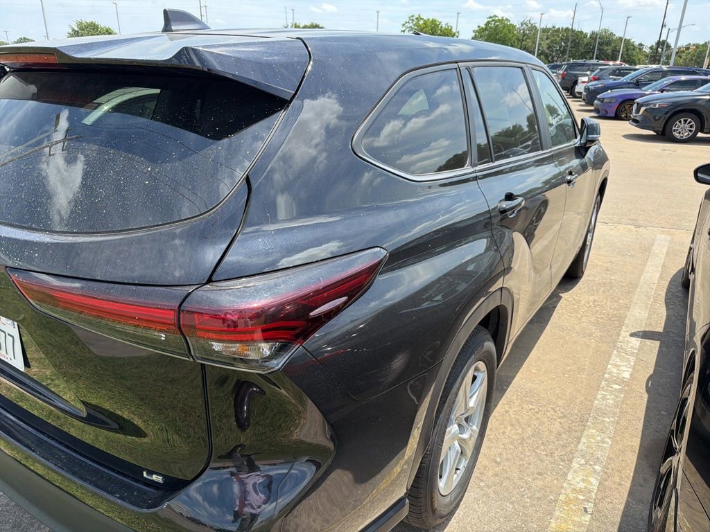 Used 2025 Toyota Highlander LE FWD image 5