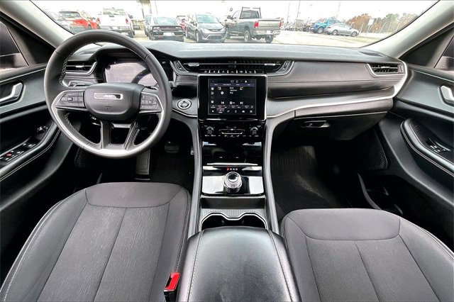 Used 2024 Jeep Grand Cherokee Laredo image 7