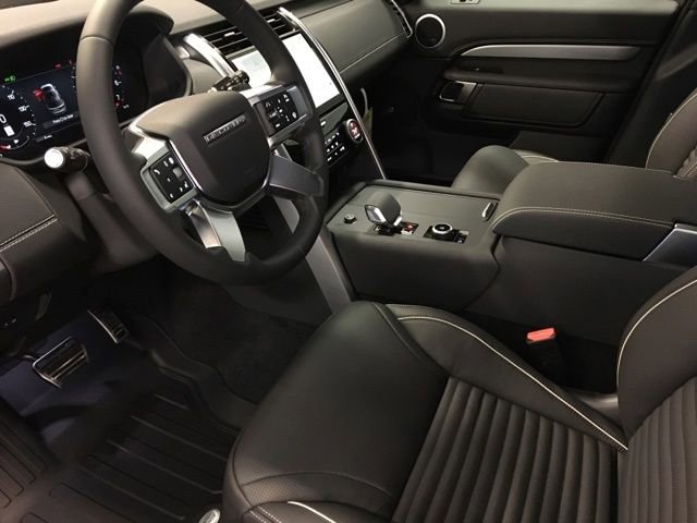 New 2024 Land Rover Discovery Dynamic SE image 11