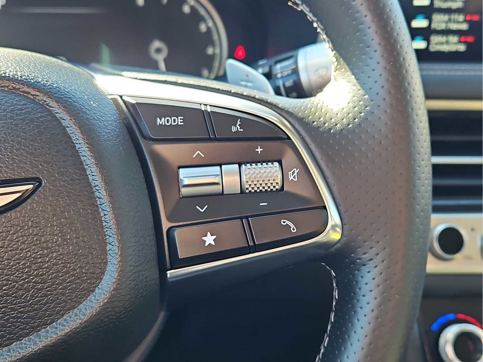 Used 2025 Genesis G70 2.5T image 19