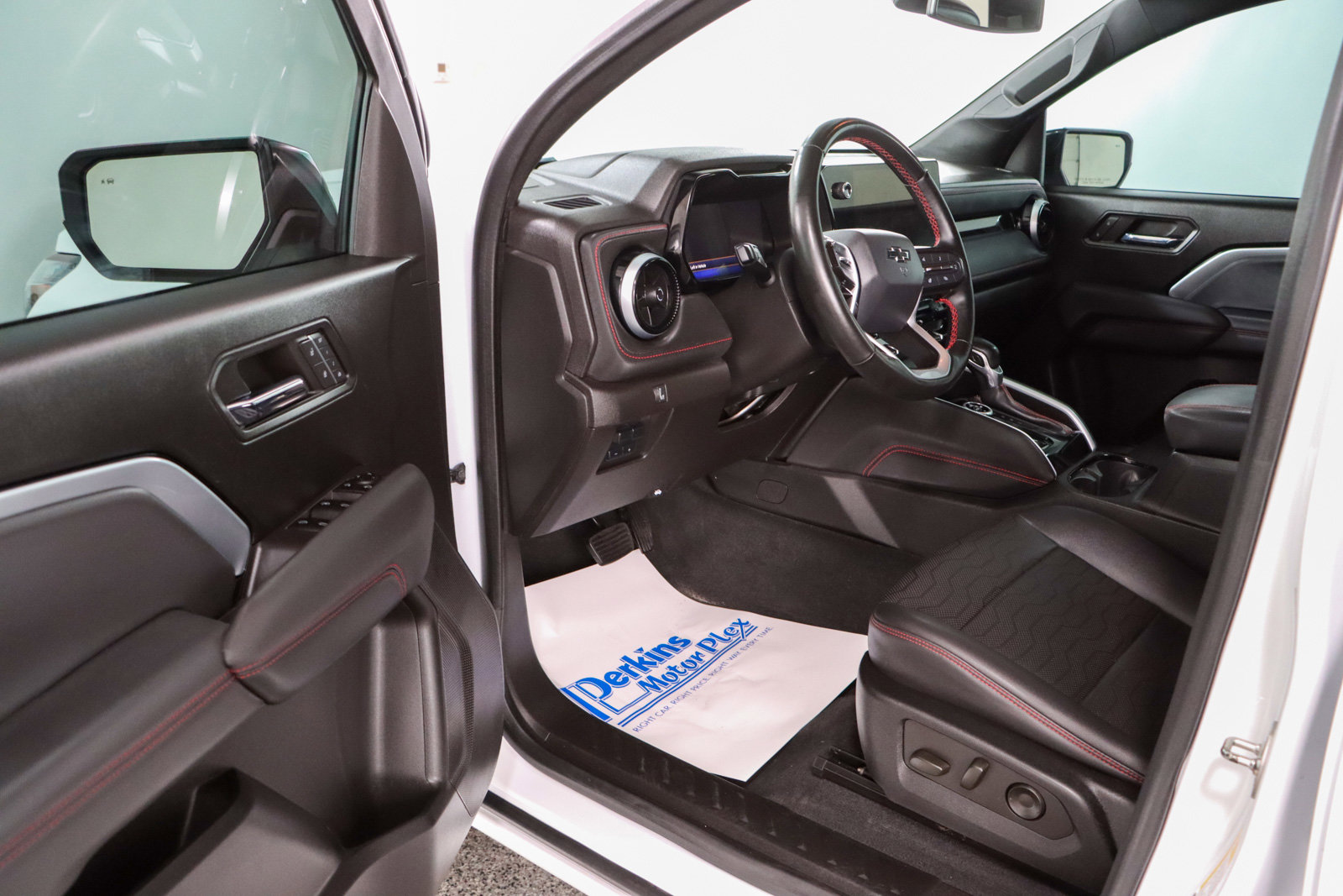 Used 2024 Chevrolet Colorado Z71 w/ Z71 Convenience Package 2 AWD/4WD image 3