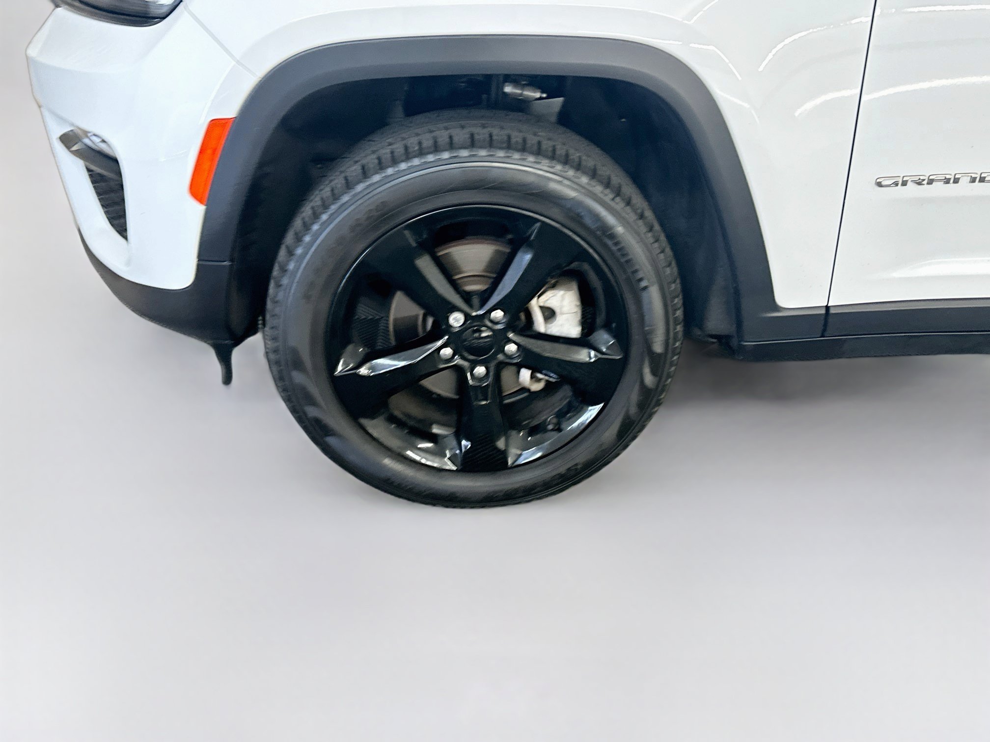 Used 2023 Jeep Grand Cherokee Limited w/ Black Appearance Package AWD/4WD image 11