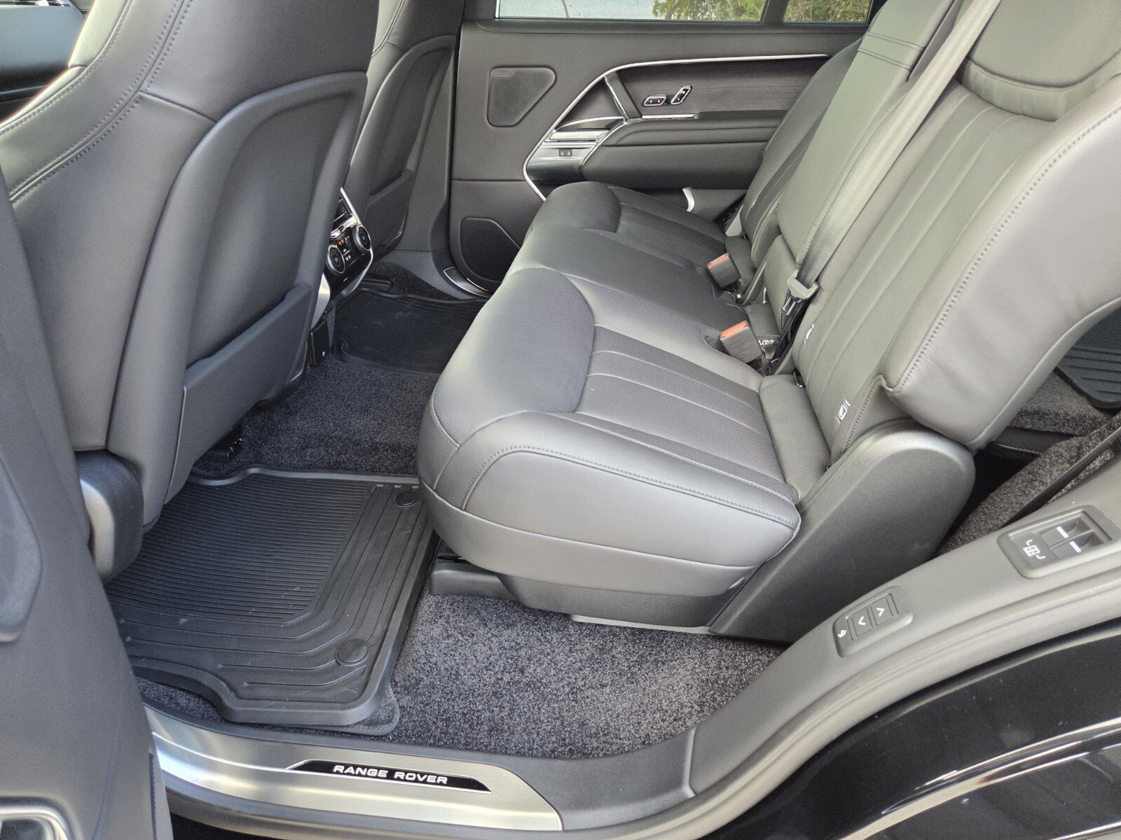 New 2025 Land Rover Range Rover Long Wheelbase SE image 11