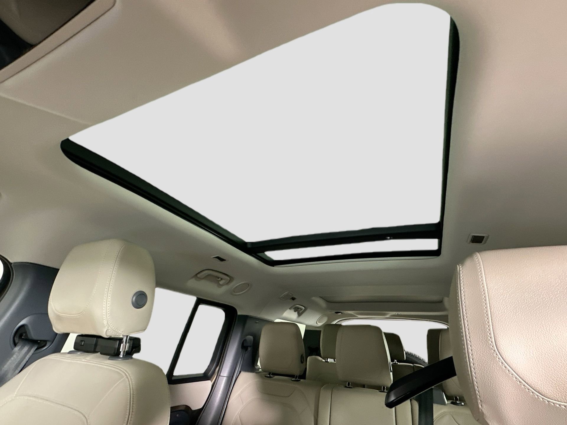 Used 2023 Land Rover Defender 130 SE image 24