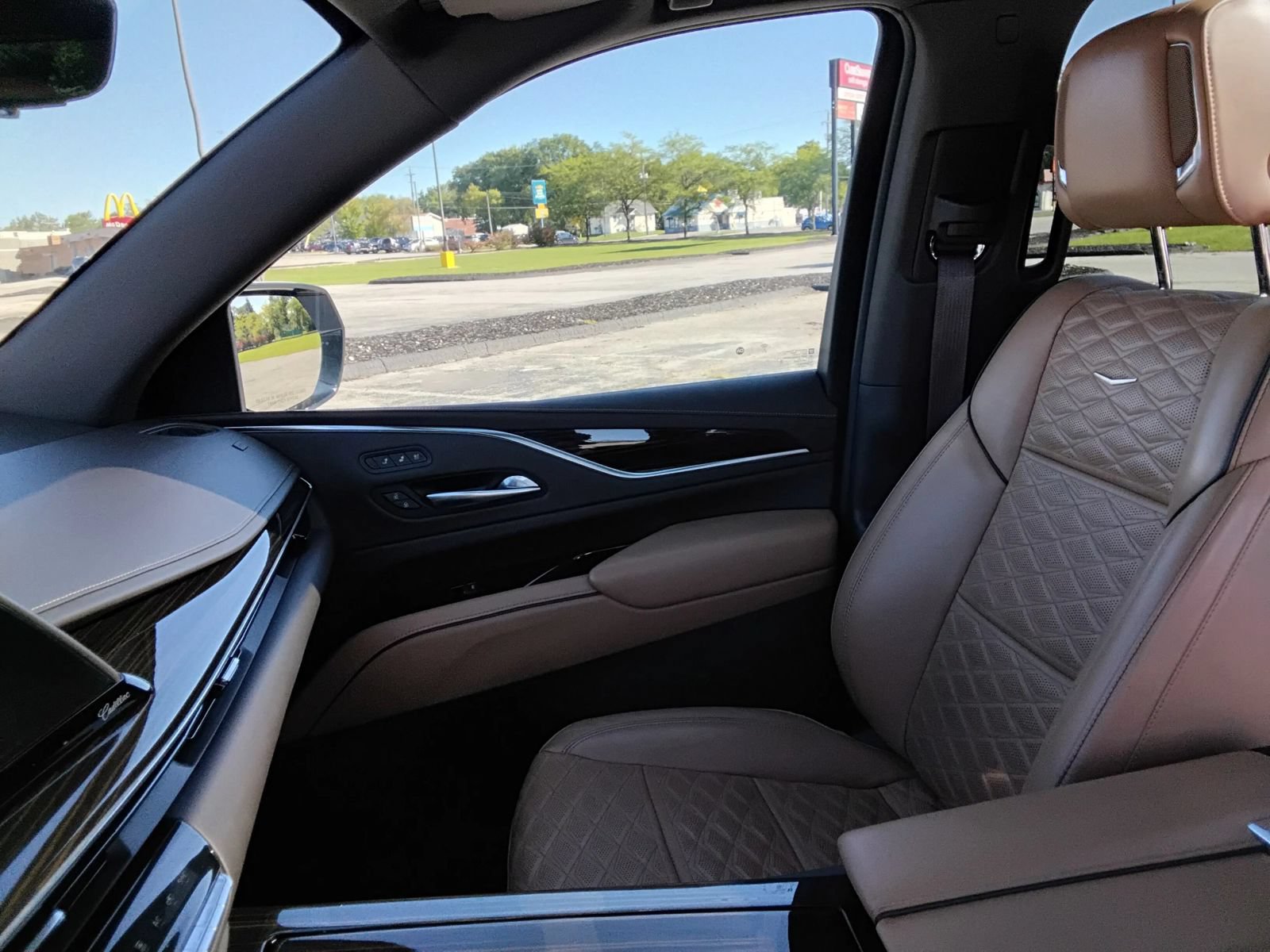 Used 2021 Cadillac Escalade Premium Luxury AWD/4WD image 11