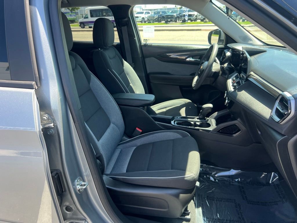 Used 2025 Chevrolet TrailBlazer LT AWD/4WD image 29