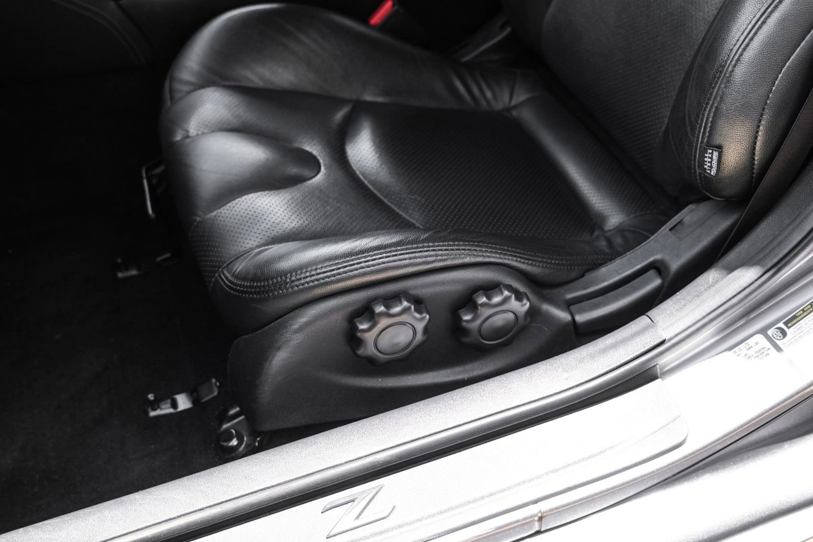 Used 2016 Nissan 370Z Coupe RWD image 30